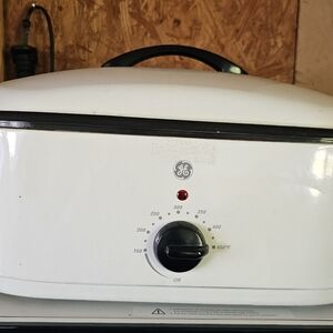 GE White Countertop Roaster Oven with Temperature Dial